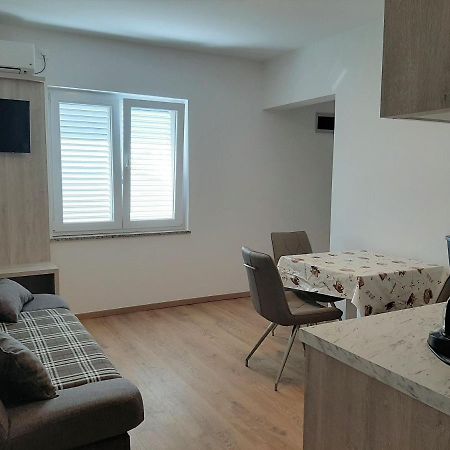 Apartments Edo Новаля Екстер'єр фото